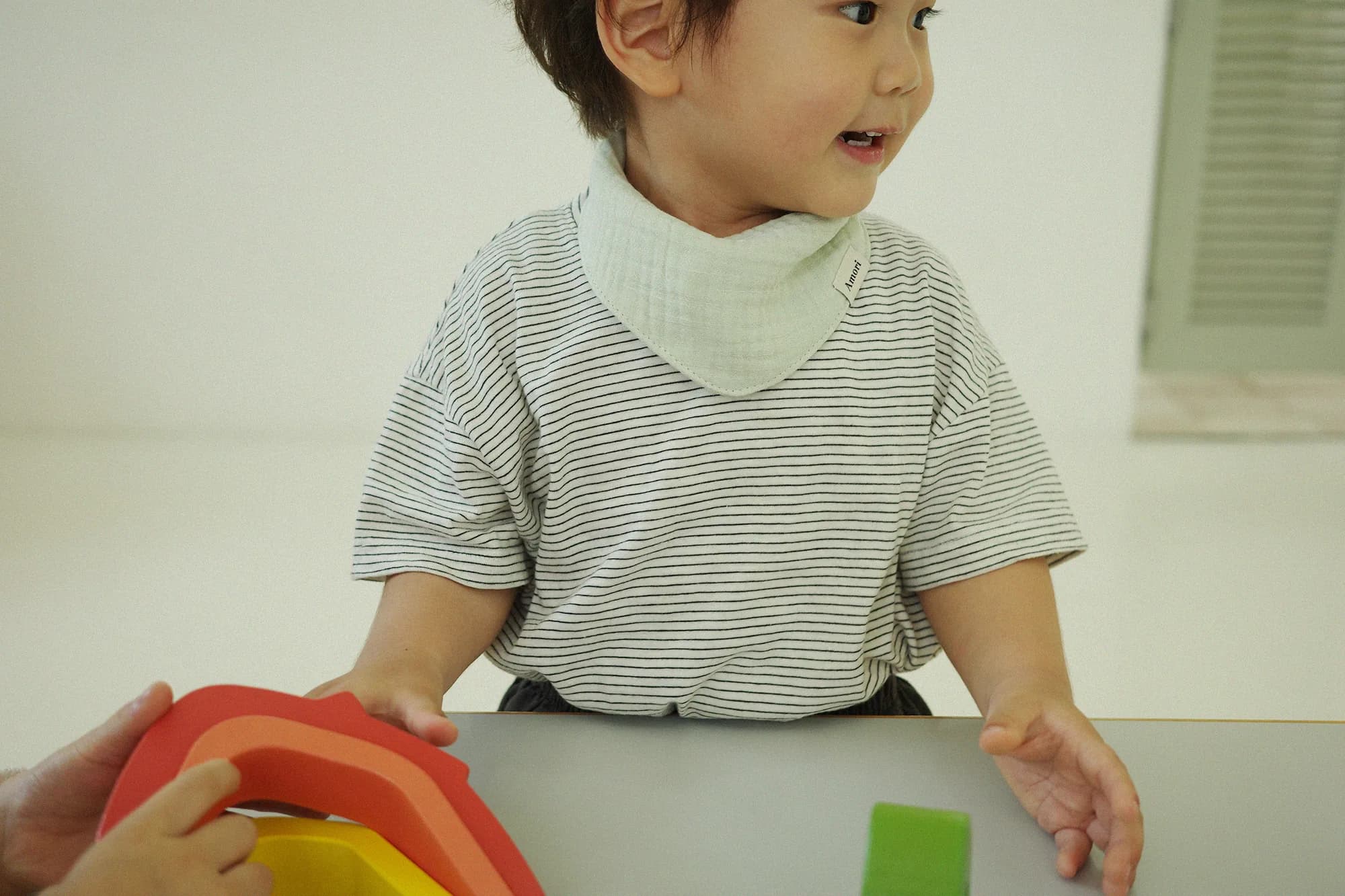 아모리 크림 거즈 스카프 빕 착용 아기 장난감 놀이 클로즈업