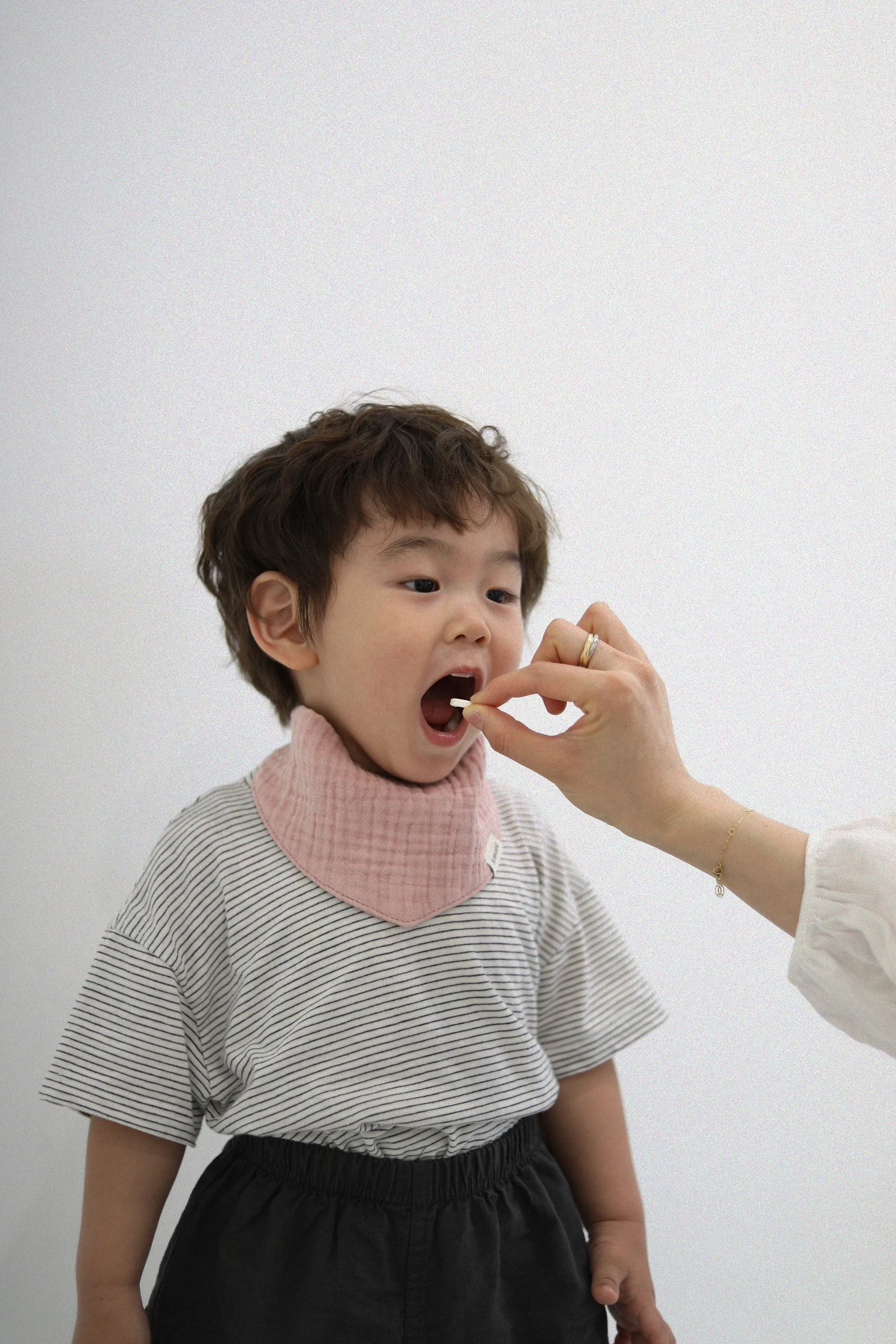 아모리 로즈핑크 거즈 스카프 빕 착용 아기 정면 클로즈업